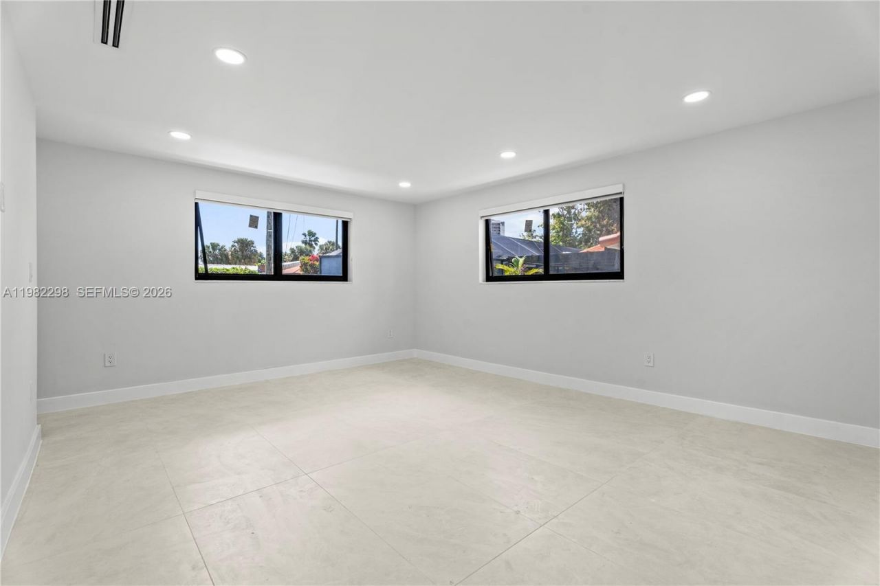 11660 Canal Dr , North Miami, FL 33181 Photo