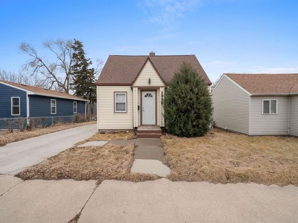 1305 E 12th St, Sioux Falls, SD 57103
