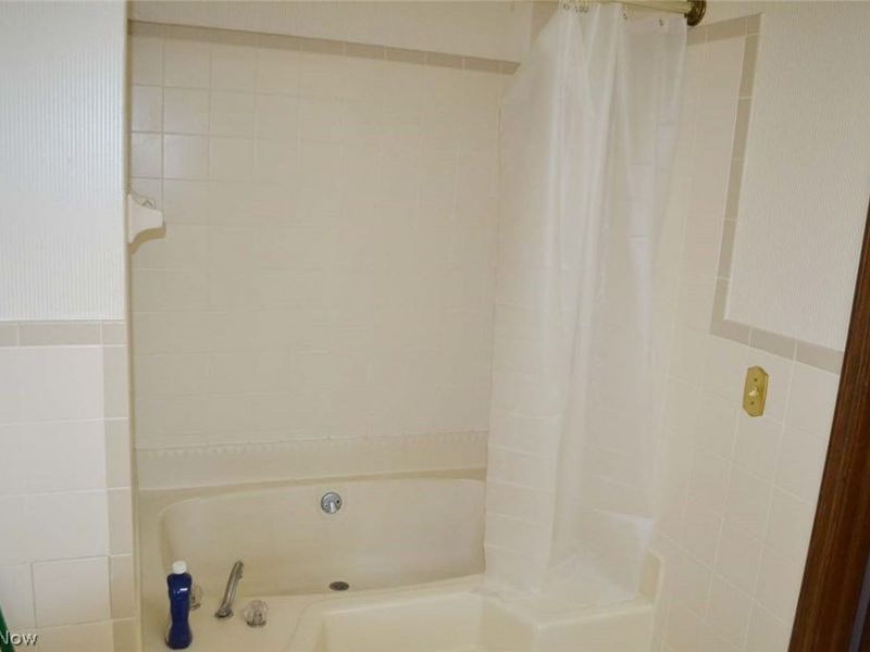 6566 Hythe Street NW, Canton, OH 44708 Photo 18