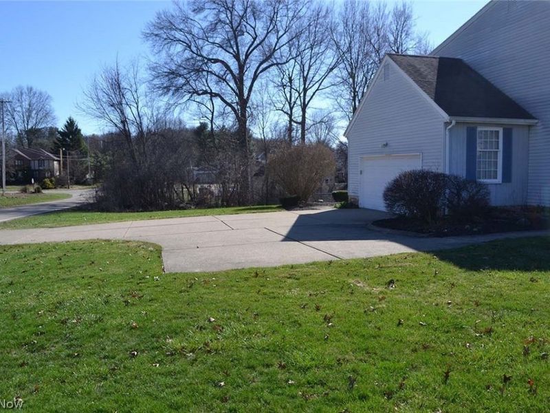 6566 Hythe Street NW, Canton, OH 44708 Photo 4