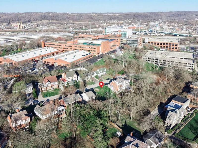 880 Clifton Crest Terrace, Cincinnati, OH 45220 Photo 5