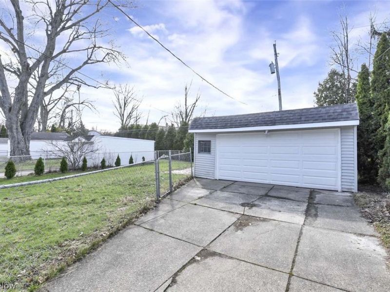 5012 S Barton Road, Lyndhurst, OH 44124 Photo 4