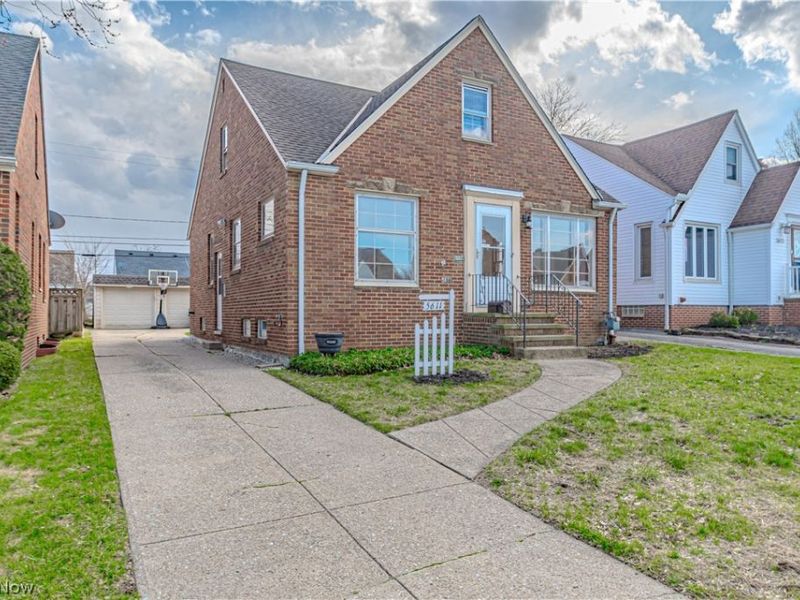 5611 Brownfield Drive, Parma, OH 44129 Photo 2