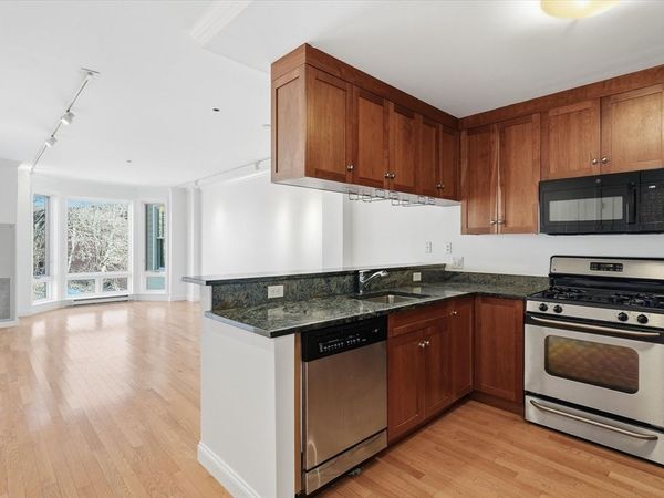 2-14 Saint Paul St, Unit 403, Brookline, MA 02446