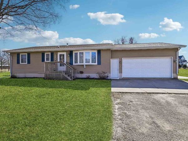 910 Karens Ct, Walker, IA 52352