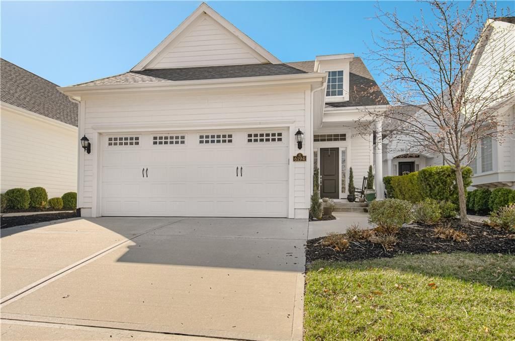 6194 Lime Stone Court, Parkville, MO 64152 Main Photo