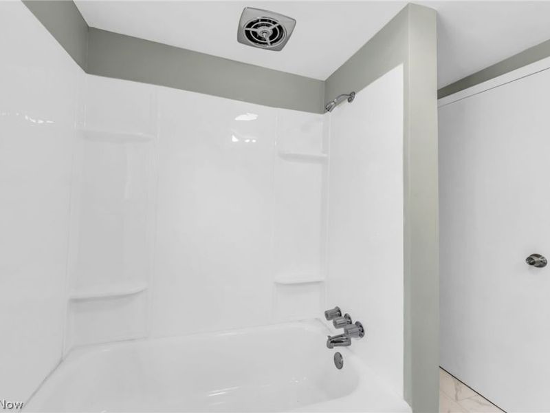 323 Groveland Club Drive, Cleveland, OH 44110 Photo 21