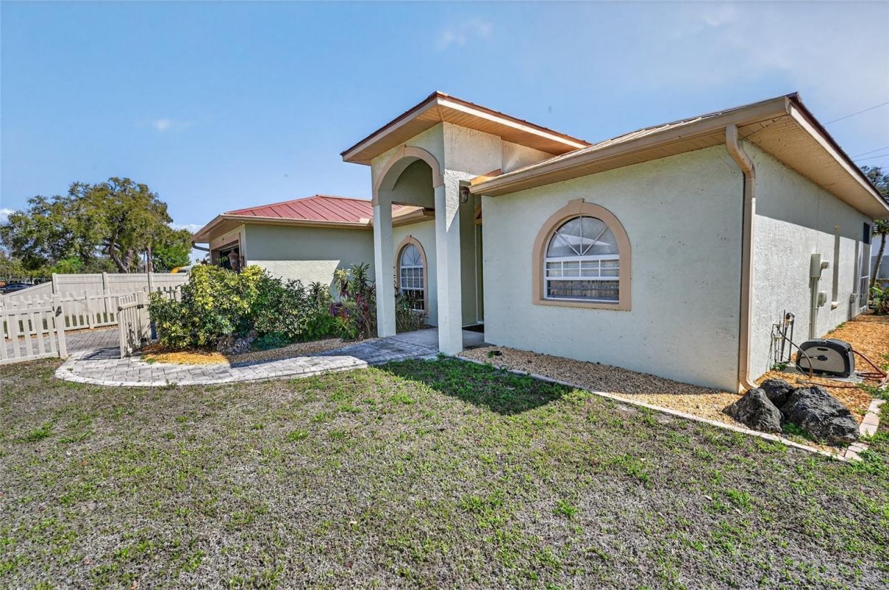 2724 Temple Street , Sarasota, FL 34239 Photo