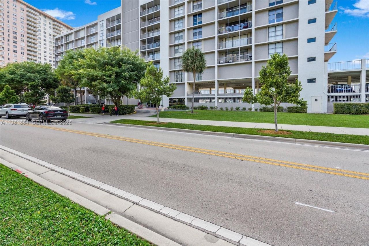 17500 N Bay Rd, Unit S-707, Sunny Isles Beach, FL 33160 Photo