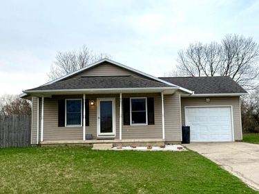 108 W Concord Lane, Bloomingburg, OH 43106