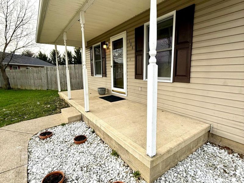 108 W Concord Lane , Bloomingburg, OH 43106 Photo 4