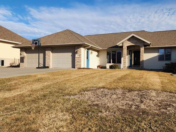 709 9th St SE, Orange City, IA 51041
