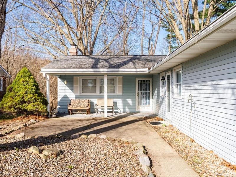 1381 Circle Hill Road SE, North Canton, OH 44720 Photo 2