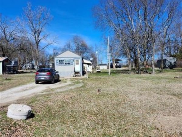 53 Deepwoods Drive, Linn Valley, KS 66040