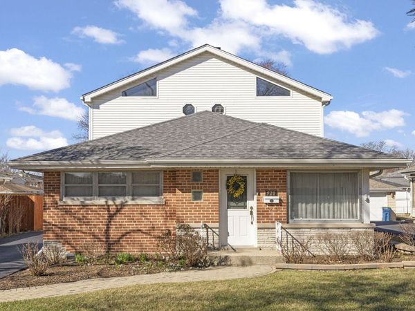 928 S Hillcrest Avenue , Elmhurst, IL 60126