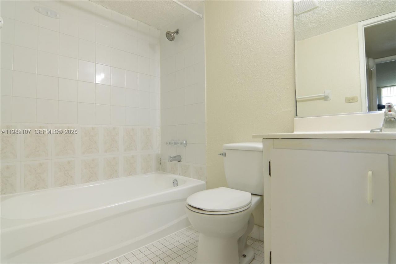 4550 NW 9th St, Unit 815E, Miami, FL 33126 Photo