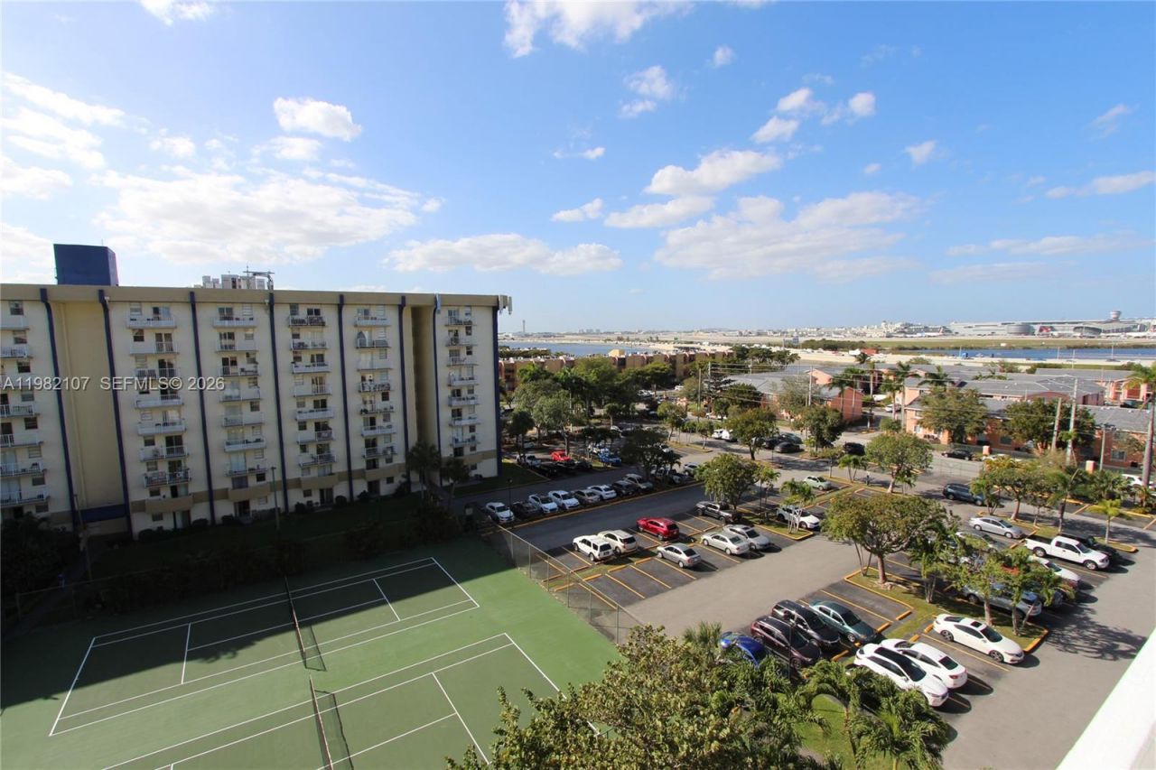 4550 NW 9th St, Unit 815E, Miami, FL 33126 Photo