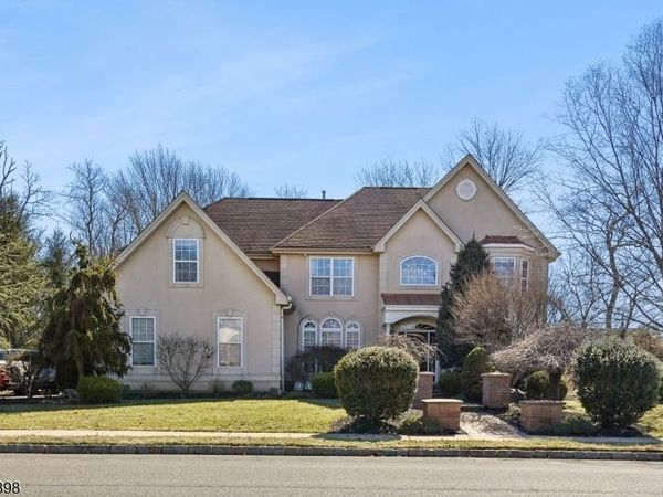16 Valley Wood Dr, Franklin, NJ 08873