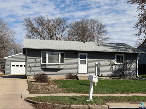 3712 S Hawthorne Ave, Sioux Falls, SD 57105