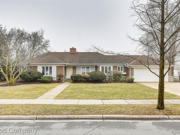 1557 Lochmoor Boulevard, Grosse Pointe, MI 48236