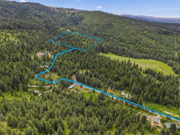 15124 E Emery Rd, Chattaroy, WA 99003