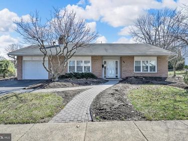 37 DORCHESTER DRIVE, WYOMISSING, PA 19610