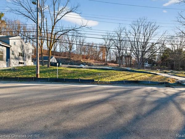 C Randolph Street N , Northville, MI 48167