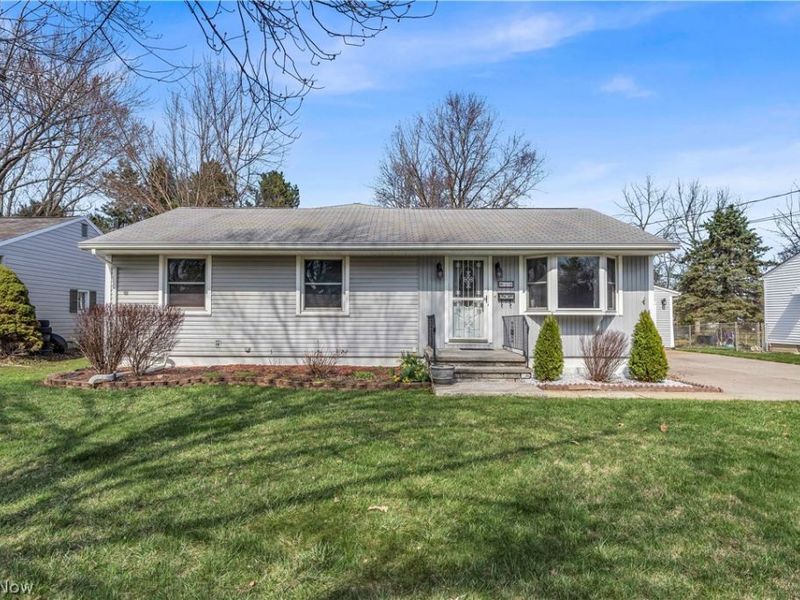 811 Tarry Lane, Amherst, OH 44001 Photo 1