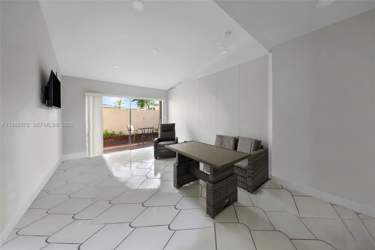 6637 NW 181st Ln, Unit 6637, Hialeah, FL 33015 Photo