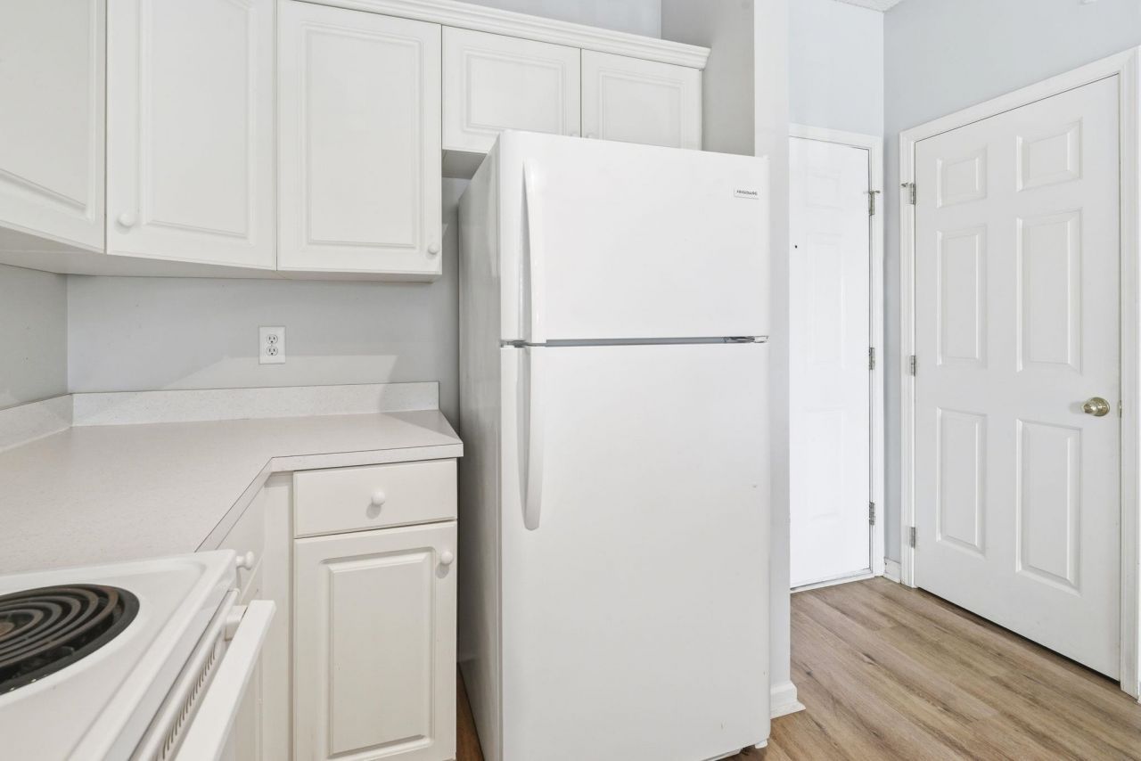 2020 Cross Gate Blvd Photo 10