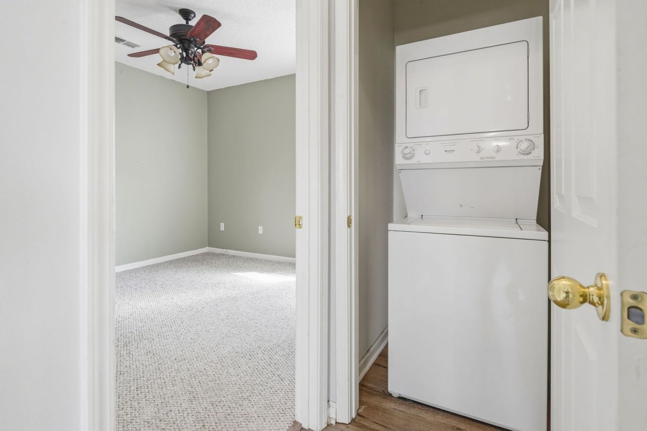 2020 Cross Gate Blvd Photo 28