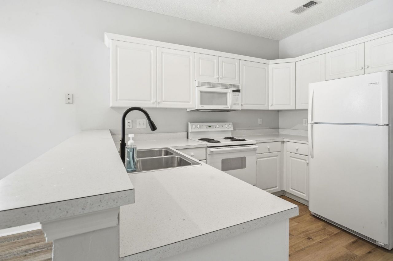 2020 Cross Gate Blvd Photo 4