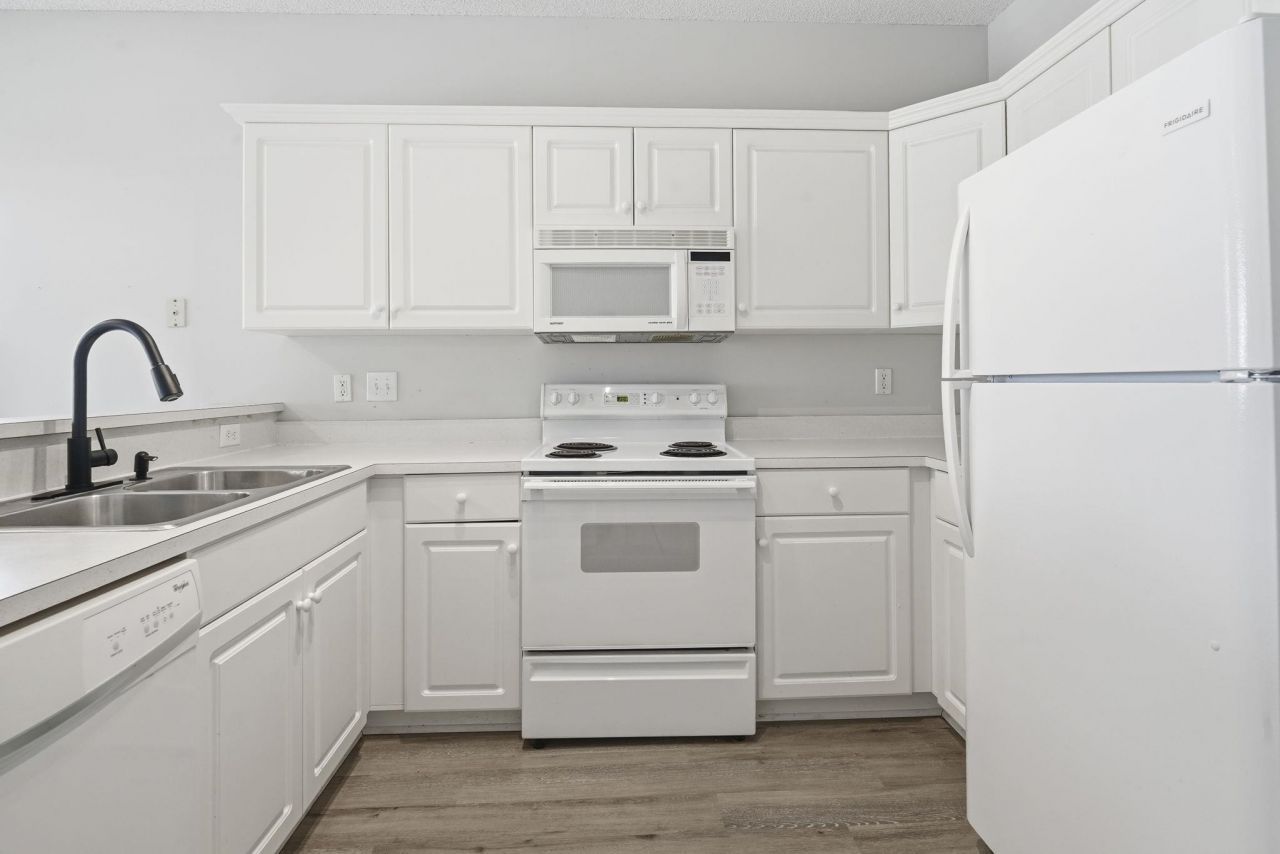 2020 Cross Gate Blvd Photo 5