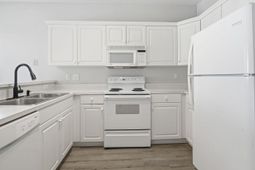 2020 Cross Gate Blvd photo 4