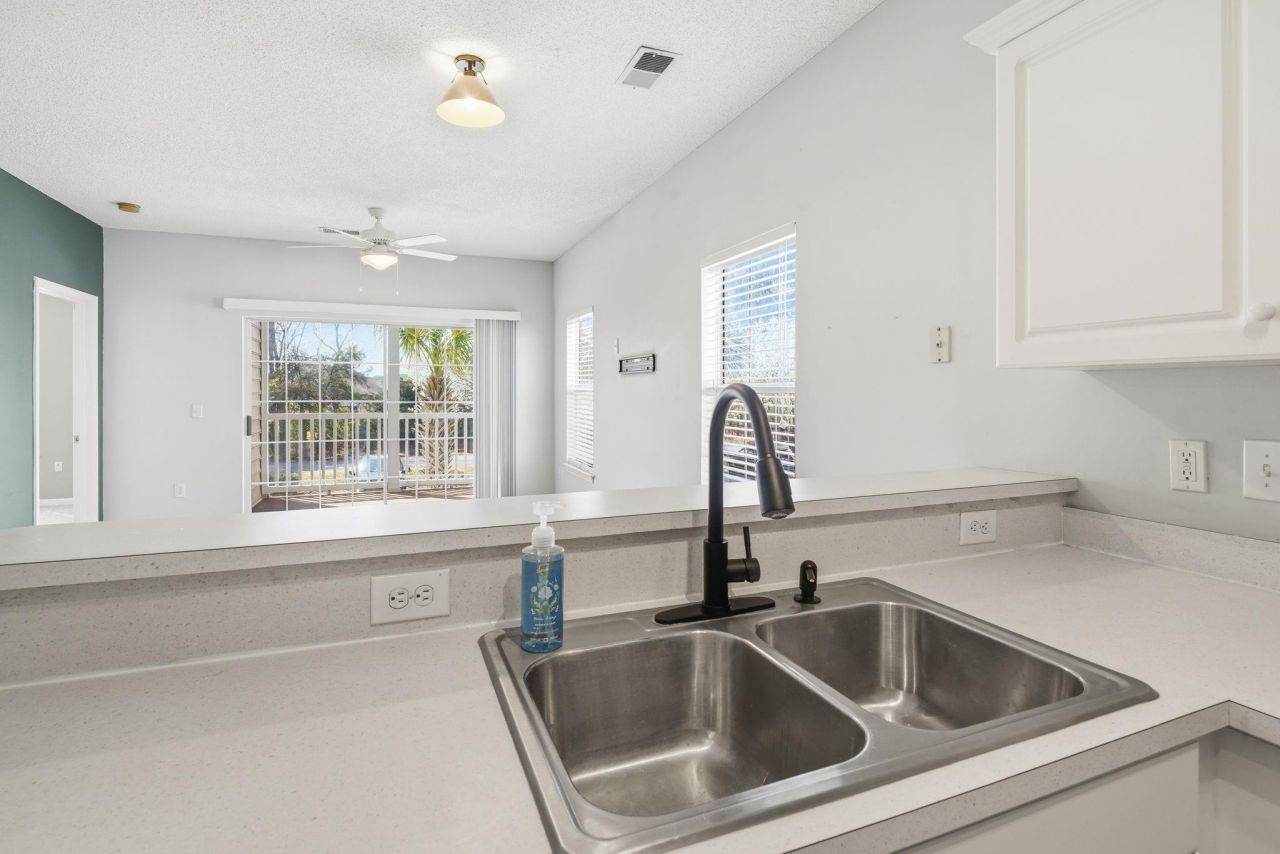 2020 Cross Gate Blvd Photo 8