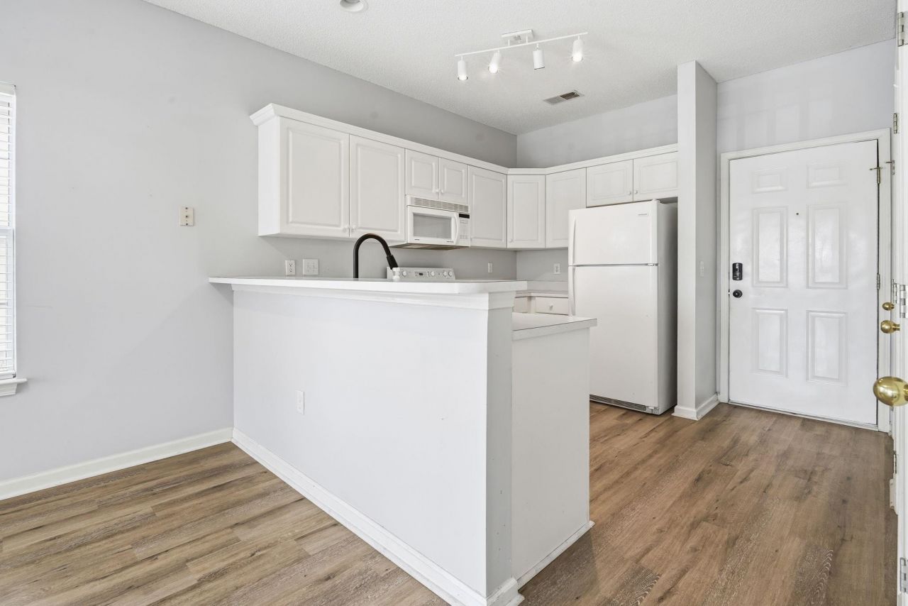 2020 Cross Gate Blvd Photo 9