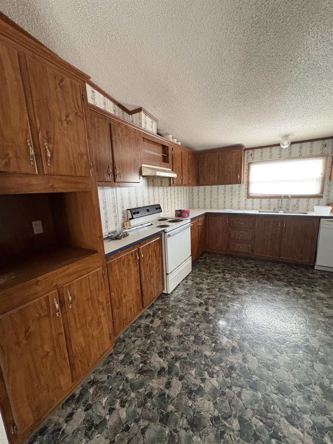 2070 Martin St. Photo 13