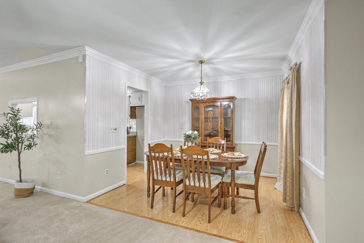 8465 Yorkshire Lane Photo 10