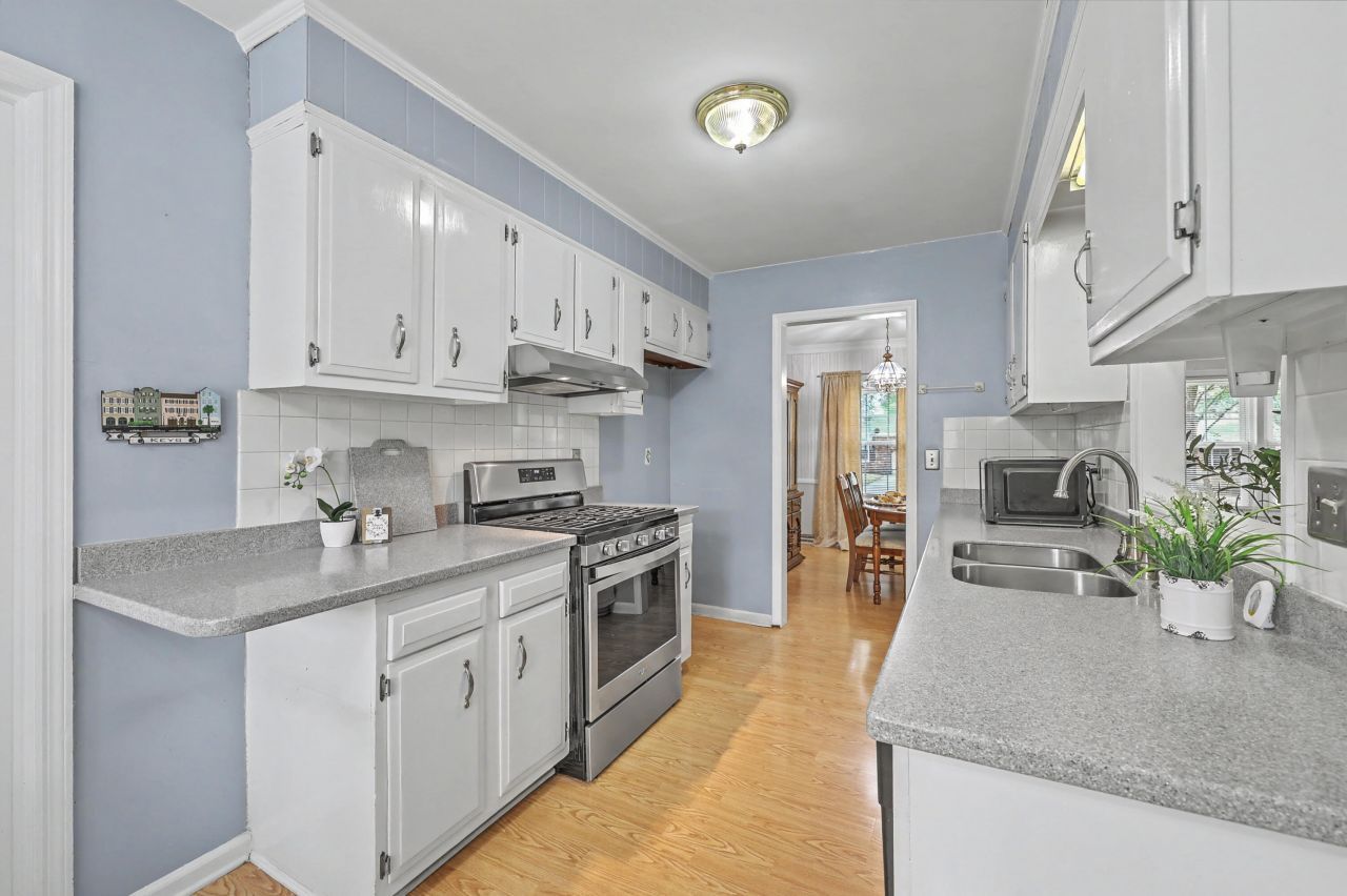 8465 Yorkshire Lane Photo 11