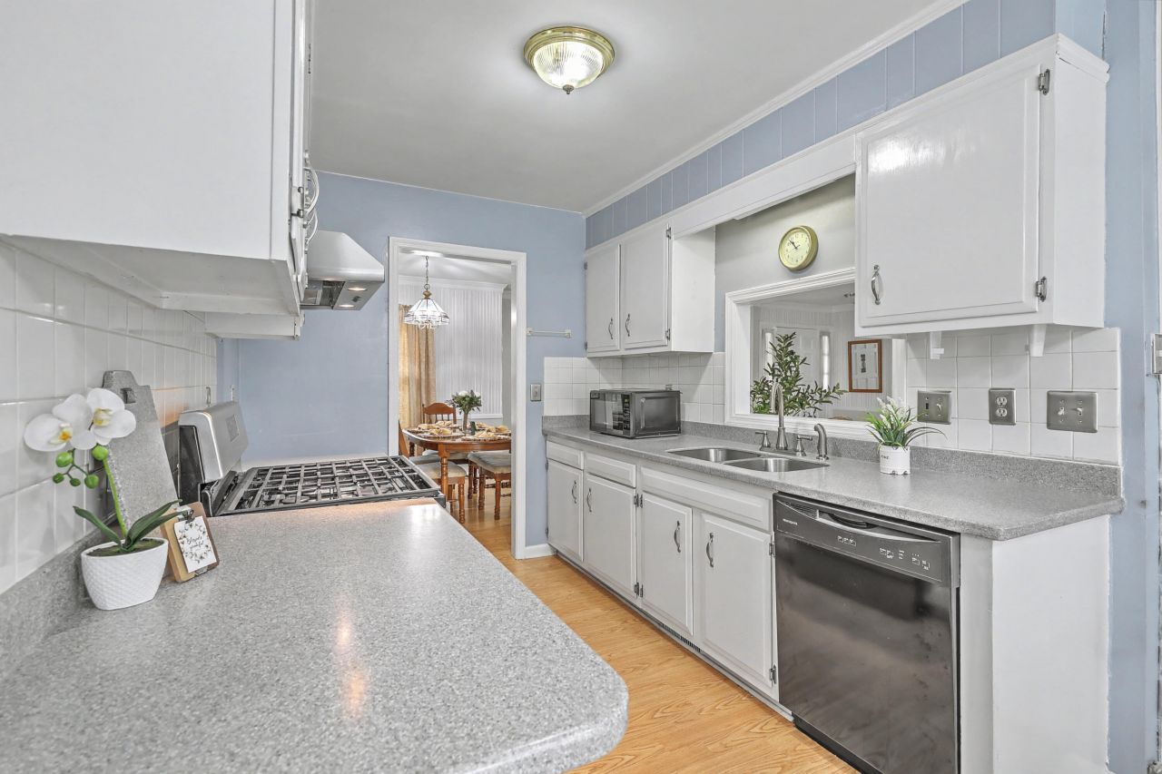 8465 Yorkshire Lane Photo 12