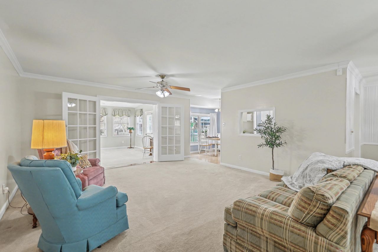 8465 Yorkshire Lane Photo 15