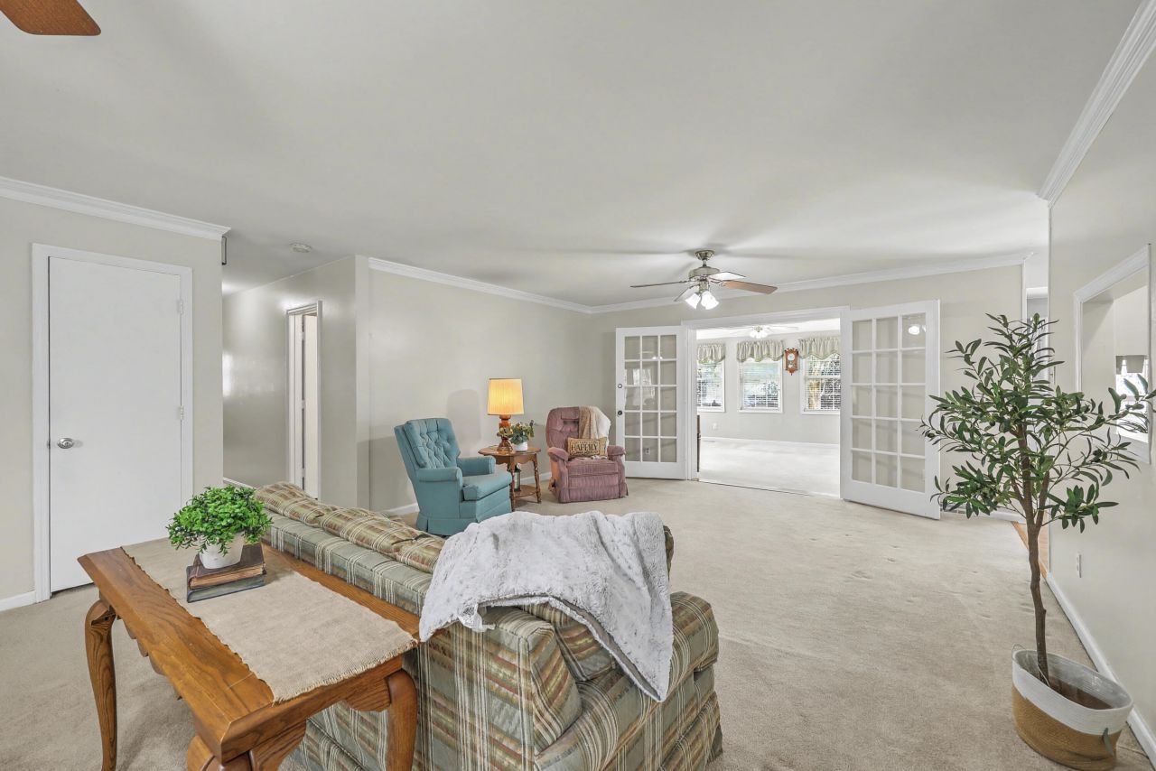 8465 Yorkshire Lane Photo 16