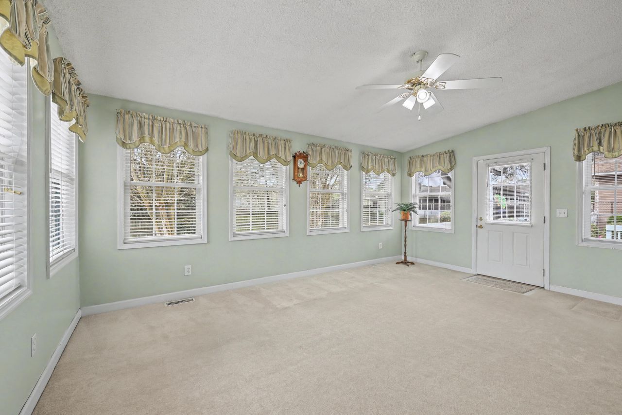 8465 Yorkshire Lane Photo 18