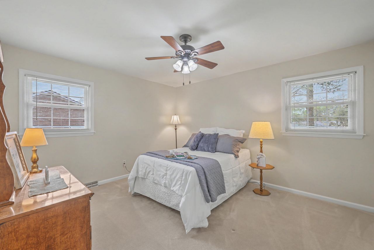 8465 Yorkshire Lane Photo 19