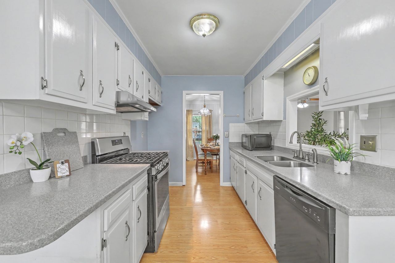 8465 Yorkshire Lane Photo 2