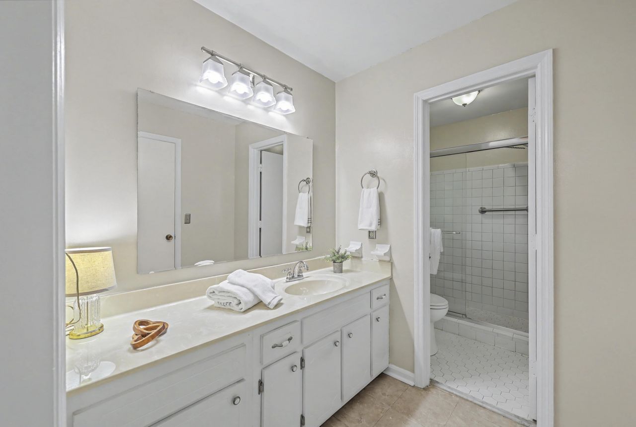 8465 Yorkshire Lane Photo 22