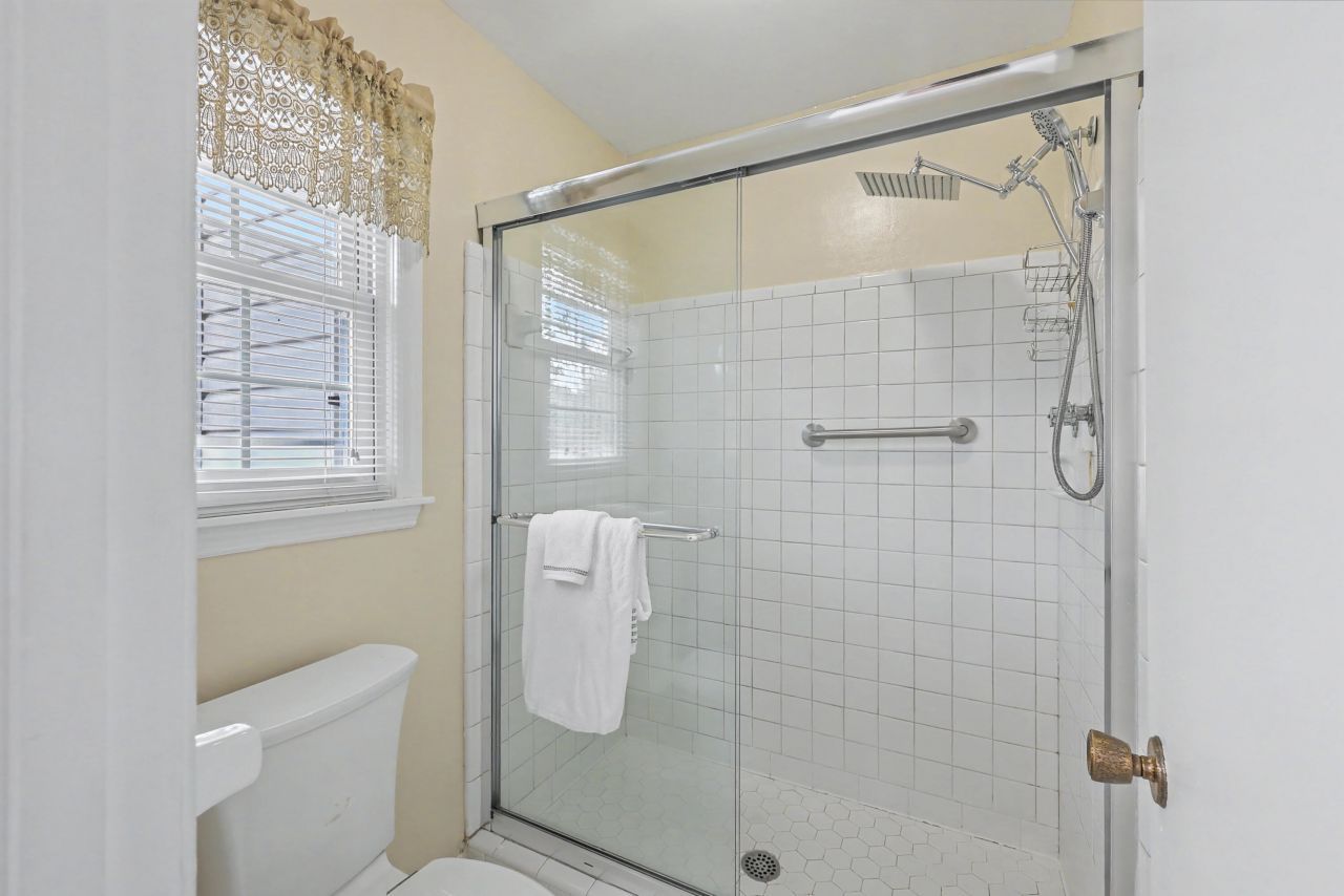 8465 Yorkshire Lane Photo 23