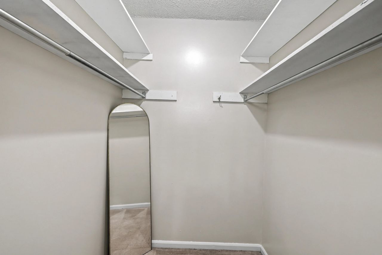 8465 Yorkshire Lane Photo 24