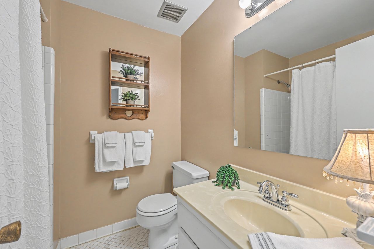 8465 Yorkshire Lane Photo 27