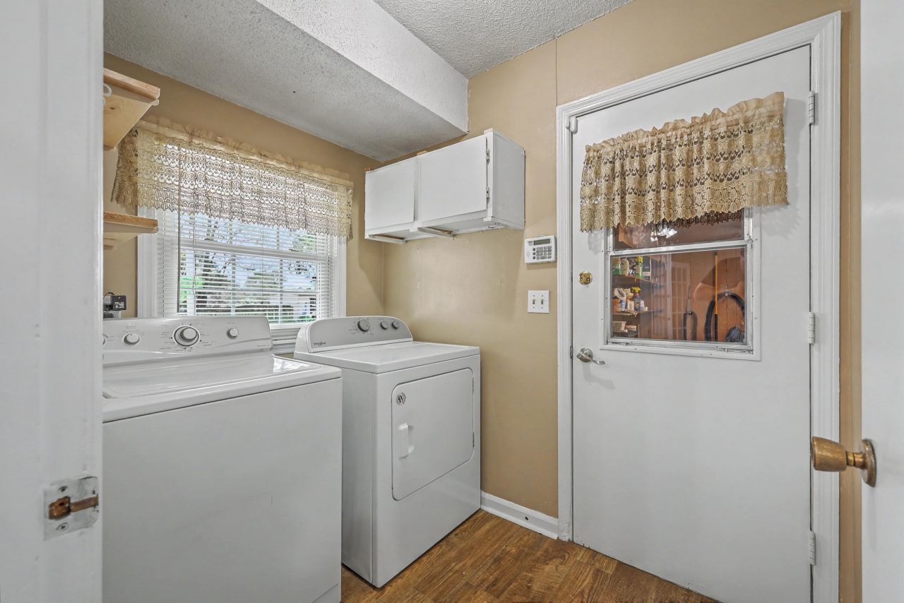 8465 Yorkshire Lane Photo 28